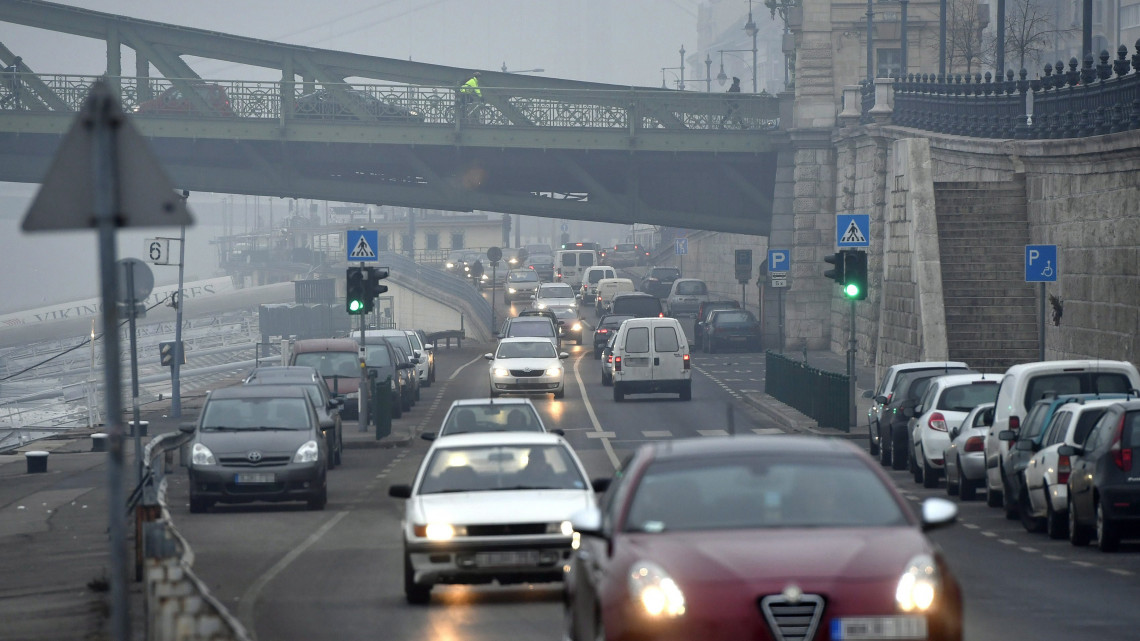 Gépjárművek közlekednek a Salkaházi Klára rakparton Budapesten 2017. január 23-án. Tarlós István főpolgármester elrendelte a szmogriadó riasztási fokozatát a fővárosban. A magas szállópor-koncentráció miatt ezen a napon reggel 6 órától minden nap 22 óráig Budapest közigazgatási területén tilos azzal a gépjárművel közlekedni, amelynek forgalmi engedélyében a környezetvédelmi osztályt jelölő kód 0; 1; 2; 3; 4, vagy amelyek forgalmi engedélye nem tartalmaz környezetvédelmi osztályt jelölő kódot.
