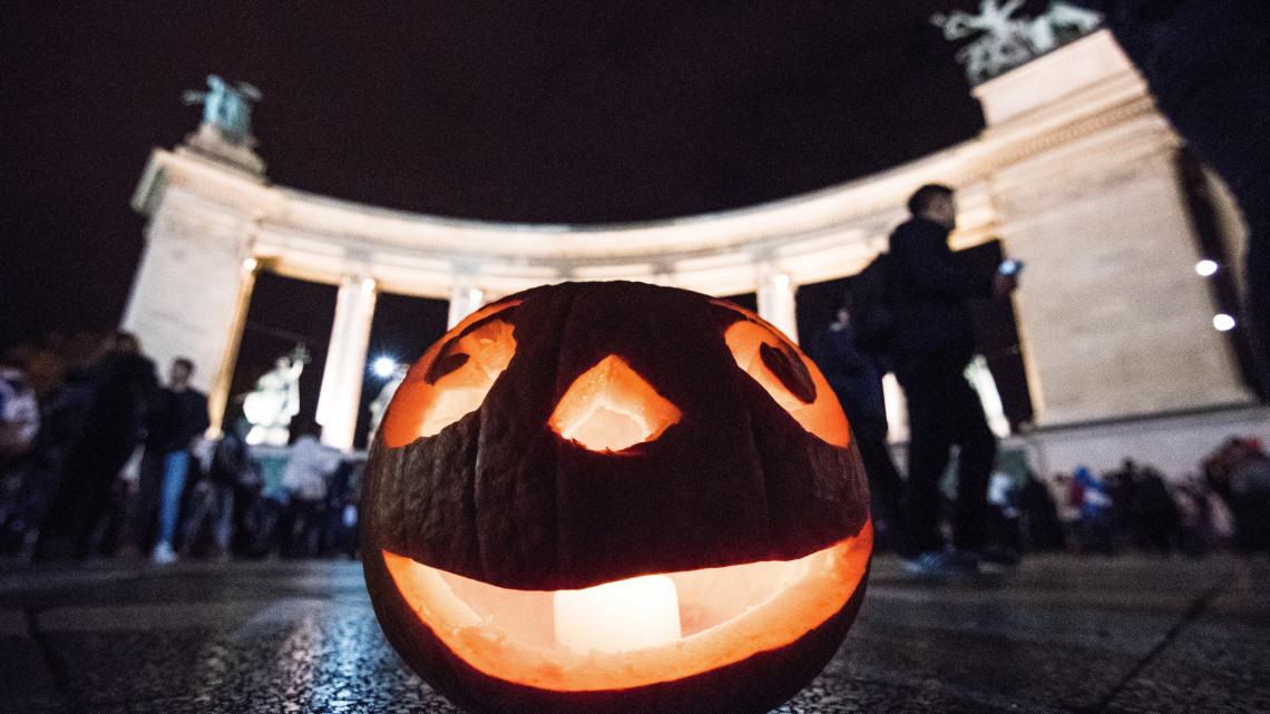 Világító töklámpa a közelgő halloween ünnep alkalmából rendezett Töklámpás fesztiválon a budapesti Hősök terén 2017. október 28-án.