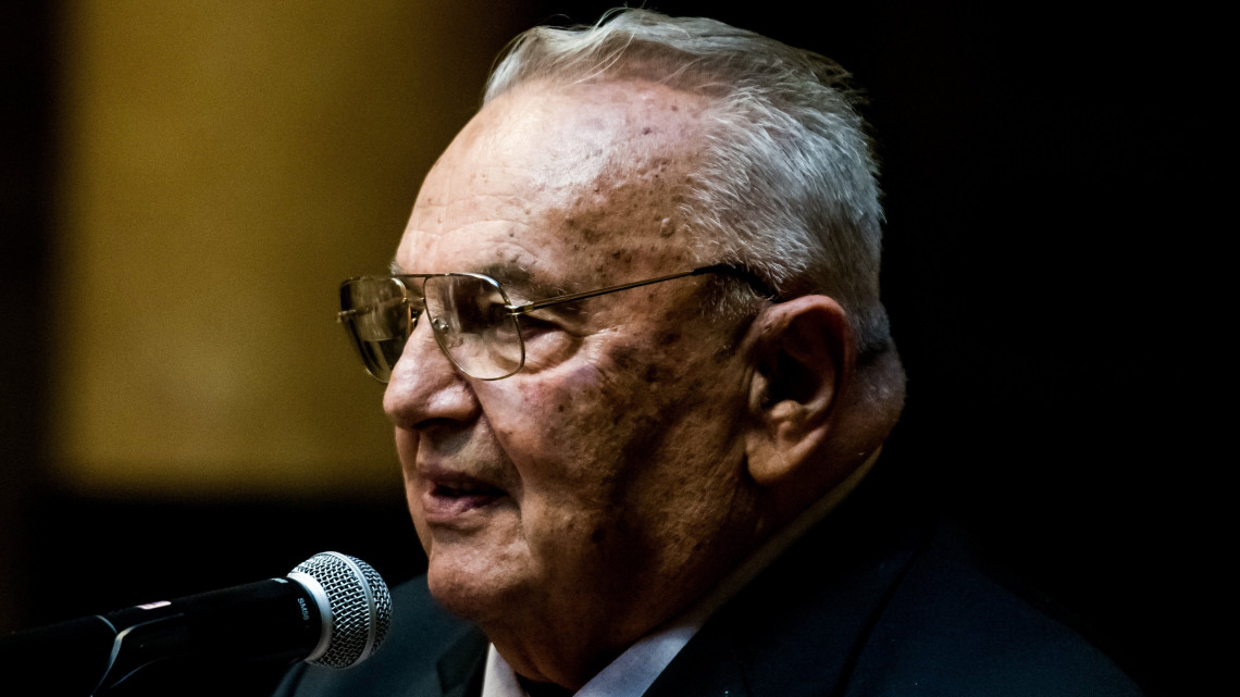 Bőzsöny Ferenc, a Magyar Rádió főbemondója beszédet mond az 1956-os forradalom 60. évfordulója alkalmából a Péterfy Sándor utcai kórházban tartott megemlékezésen 2016. október 20-án.