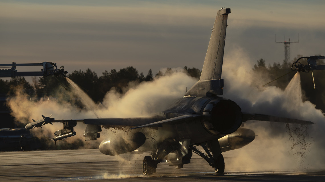 Az amerikai légierő által közreadott képen a NATO Trident Juncture 2018 fedőnevű hadgyakorlatára készülve jégtelenítik az amerikai légierő egyik F-16-os harci gépét a svédországi Kallax légi támaszponton 2018. október 24-én. A Norvégiában másnap kezdődő, 31 ország 50 000 katonájának részvételével megrendezett művelet az utóbbi évek legnagyobb NATO-hadgyakorlata.