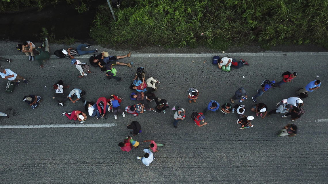 Az Egyesült Államokba tartó kivándorlók egy csoportja a mexikói Pijijiapan közelében 2018. október 25-én. Az amerikai-mexikói határ felé gyalogló migránsok áradata mintegy hétezer fölé emelkedett, mióta a kivándorlók megindultak észak felé október 13-án, de sajtóhírek szerint egy újabb, közel 1500 fős hondurasi csoport is útnak indult.