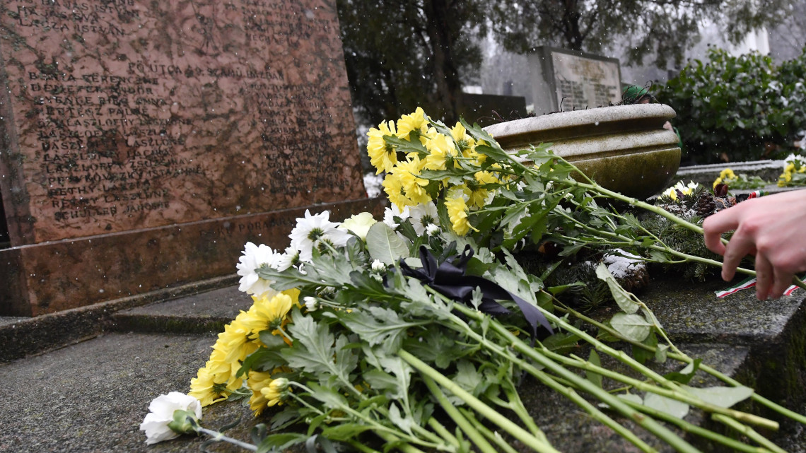 Virágot helyez el a Civil áldozatok síremlékénél a Nemzeti Örökség Intézete és a Nemzeti Emlékhely és Kegyeleti Bizottság megemlékezésének egyik résztvevője a Farkasréti temető 19/1 parcellájában a második világháború fővárosi befejezésének évfordulóján, 2018. február 13-án.