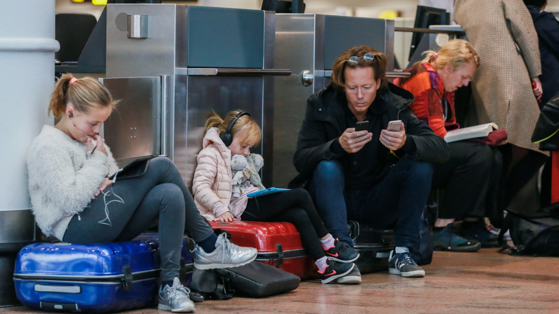 Az 2018. október 26-i képen utasok várakoznak a brüsszeli Zaventem nemzetközi repülőtéren, ahol több mint száz járatot töröltek az Aviapartner poggyászkezelő cég alkalmazottainak sztrájkja miatt. Az október 25-től 28-án reggel hat óráig meghirdetett munkabeszüntetés mintegy harminc légitársaságot érint. Az október 27-i járatok egyötödét, mintegy 110 járatot törölték.