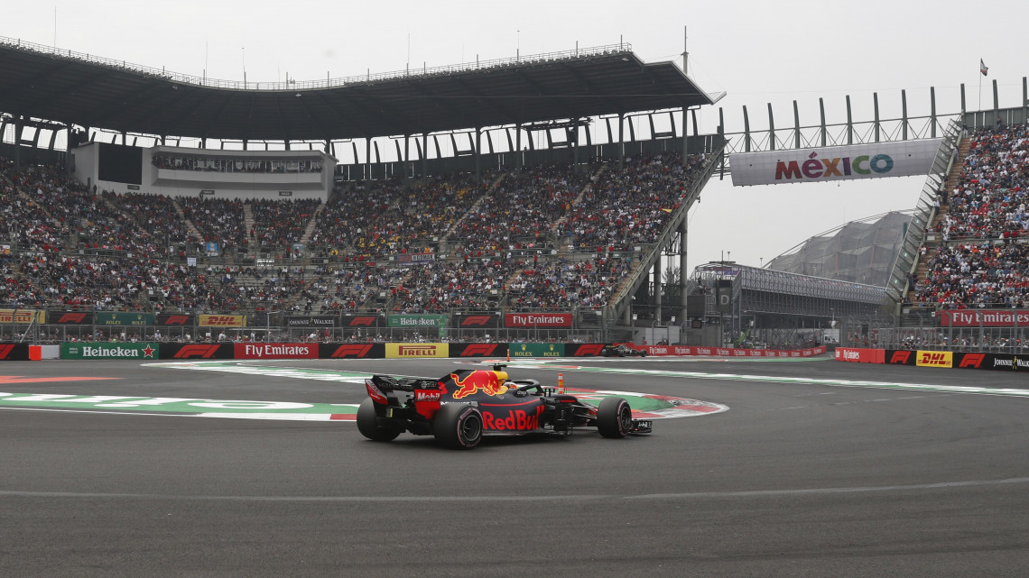 Daniel Ricciardo, a Red Bull ausztrál pilótája a Forma-1-es autós gyorsasági világbajnokság Mexikói Nagydíja időmérő edzésén 2018. október 27-én. Ricciardo az első rajthelyről indulhat a másnapi futamon.