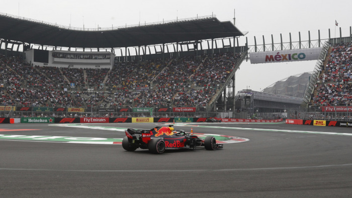 Ricciardo indul az élről, Hamilton Vettel előtt