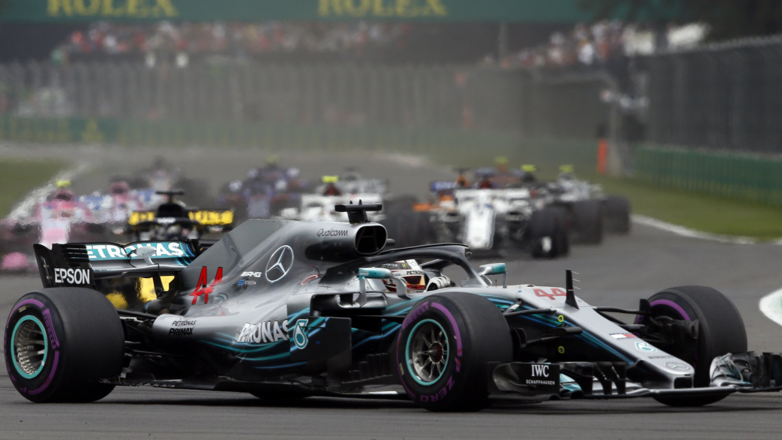 Lewis Hamilton, a Mercedes brit versenyzője a Forma-1-es autós gyorsasági világbajnokság Mexikói Nagydíján a mexikóvárosi Hermanos Rodriguez pályán 2018. október 28-án.