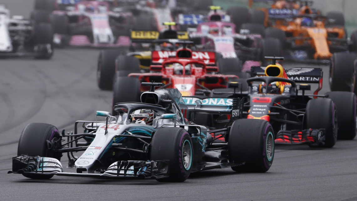 Lewis Hamilton, a Mercedes brit versenyzője kevéssel a rajt után a Forma-1-es autós gyorsasági világbajnokság Mexikói Nagydíján a mexikóvárosi Hermanos Rodriguez pályán 2018. október 28-án.