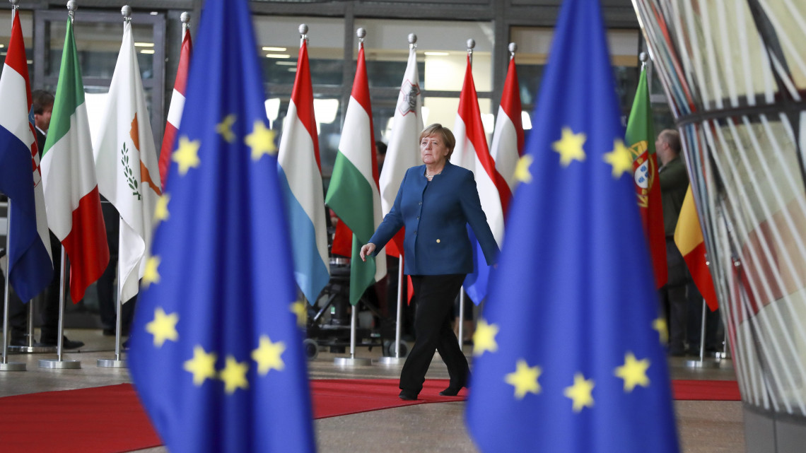 Angela Merkel német kancellár az Európai Unió brüsszeli csúcstalálkozójára érkezik 2018. október 17-én.