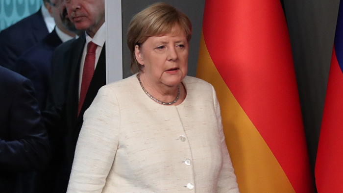 Újabb drámai felvételek az ismét reszkető Angela Merkelről - videó
