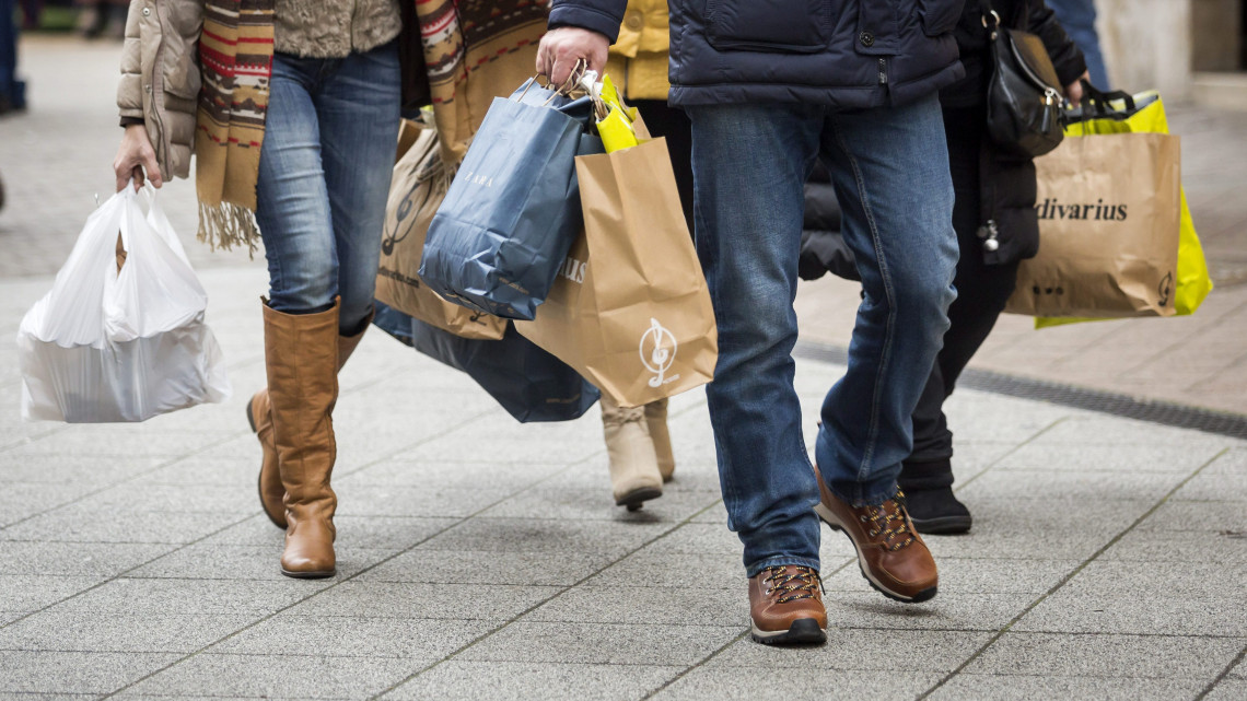 Vásárlók csomagokkal a belvárosi Váci utcában advent negyedik, utolsó vasárnapján, a kereskedelemben aranyvasárnap 2015. december 20-án.