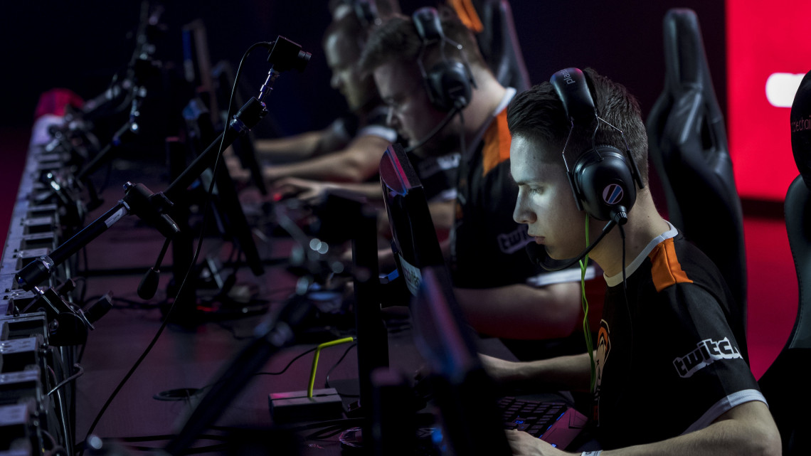 A Virtus.Pro nevű csapat a Counter-Strike Global Offensive nevű számítógépes játék döntőjében a V4 Future Sports E-sport fesztiválon a BOK Sportcsarnokban 2018. március 25-én.