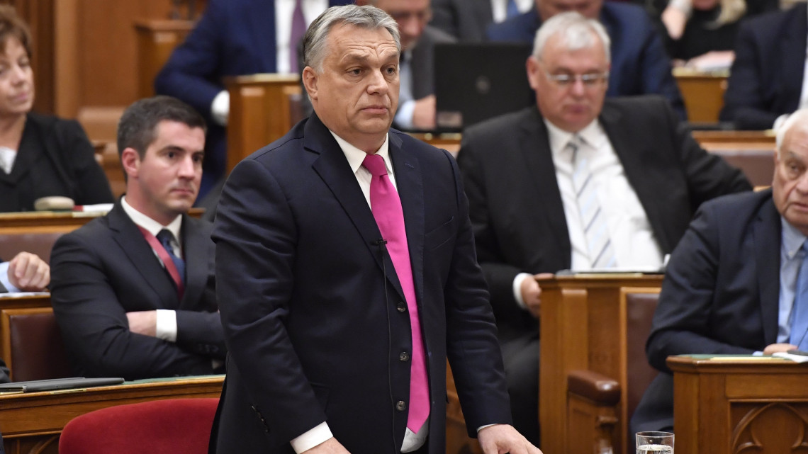 Orbán Viktor miniszterelnök (k) válaszol Gyöngyösi Márton, a Jobbik frakcióvezetőjének azonnali kérdésére az Országgyűlés plenáris ülésén 2018. október 29-én.