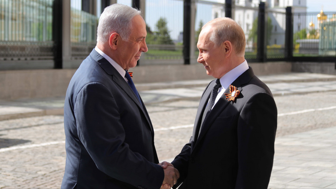 Moszkva, 2018. május 9.Vlagyimir Putyin orosz elnök (j) és Benjámin Netanjahu izraeli miniszterelnök kezet fog a győzelem napi díszszemle kezdete előtt a moszkvai Vörös téren 2018. május 9-én. Oroszországban ezen a napon ünneplik a náci Németország felett a II. világháborúban aratott győzelem 73. évfordulóját. (MTI/EPApool/Szputnyik/Kreml/Mihail Klimentyev)
