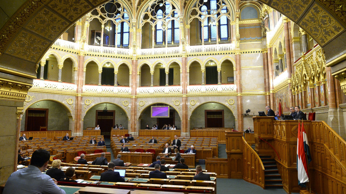 Rétvári Bence, az Emberi Erőforrások Minisztériumának parlamenti államtitkára (k) napirend előtt felszólalásra válaszol az Országgyűlés plenáris ülésén 2018. október 30-án.