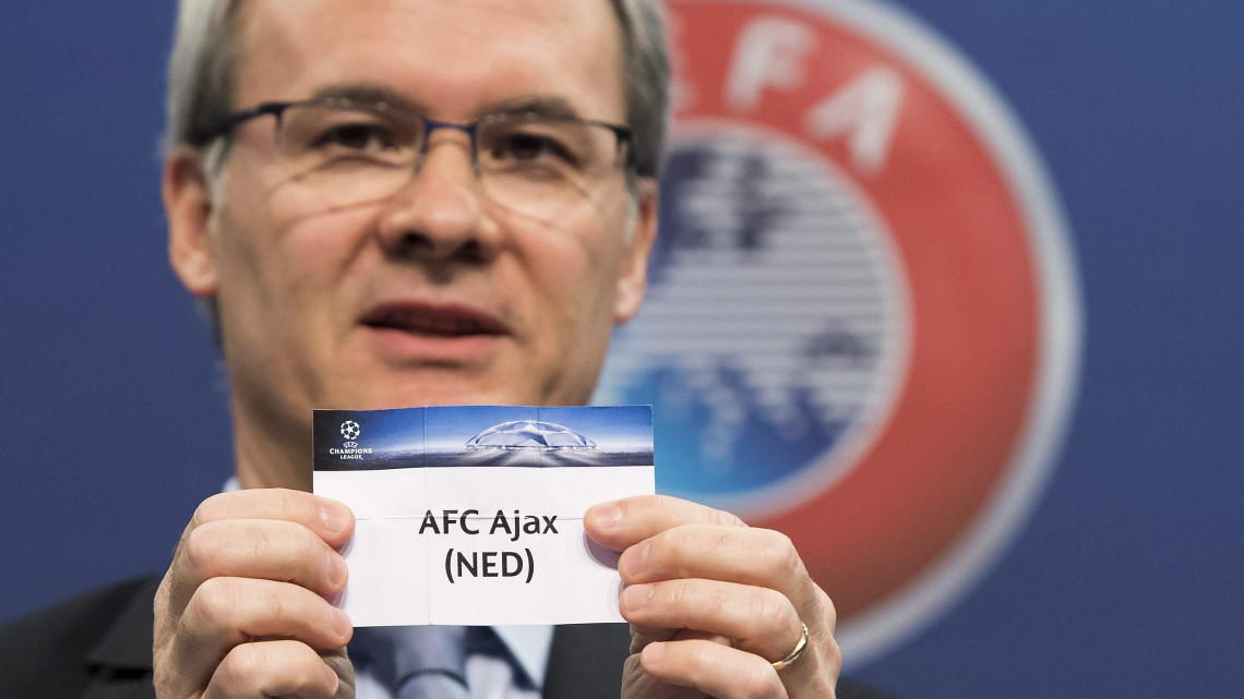 Nyon, 2016. július 15.Giorgio Marchetti, az Európai Labdarúgó-szövetség, az UEFA versenyigazgatója a holland AFC Ajax labdarúgóklub nevét mutatja a Bajnokok Ligája selejtezője harmadik fordulójának sorsolásán az UEFA székházában, a svájci Nyonban 2016. július 15-én. (MTI/EPA/Jean-Christophe Bott)