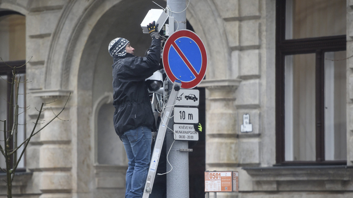 Térfigyelő kamerát szerelnek egy nappal Vlagyimir Putyin orosz elnök látogatása előtt Budapesten, az V. kerületi Alkotmány utcában 2017. február 1-jén.