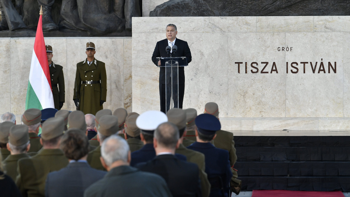 Orbán Viktor miniszterelnök beszédet mond Tisza István emlékművénél a budapesti Kossuth téren 2018. október 31-én. Tisza István egykori miniszterelnököt 100 éve, 1918. október 31-én gyilkolták meg.