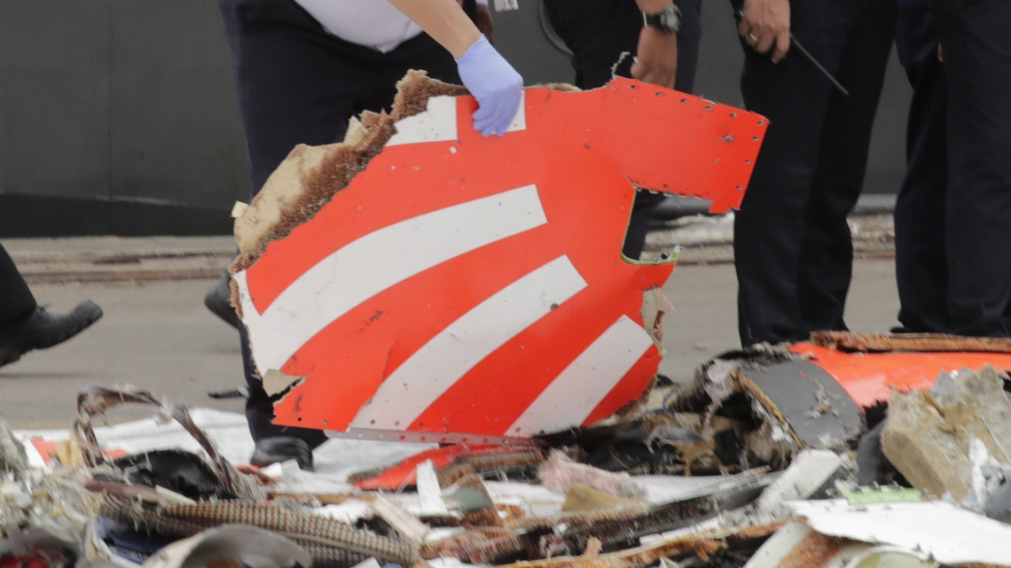 Soerjanto Tjahjono, az indonéz Nemzeti Közlekedésbiztonsági Bizottság vezetője az indonéz Lion Air légitársaság tengerbe zuhant utasszállító repülőgépének egyik maradványát vizsgálja Tanjung Priok kikötőjében 2018. október 30-án. A belföldi viszonylatban közlekedő gép Jakartából a Szumátra melletti Bangka szigetre tartott október 28-án, amikor a felszállás után elveszett a kapcsolat a Boeing 737-800 típusú géppel. A tengerbe zuhant repülőgép fedélzetén 178 felnőtt utas, egy gyerek és két csecsemő utazott, a személyzet héttagú volt.