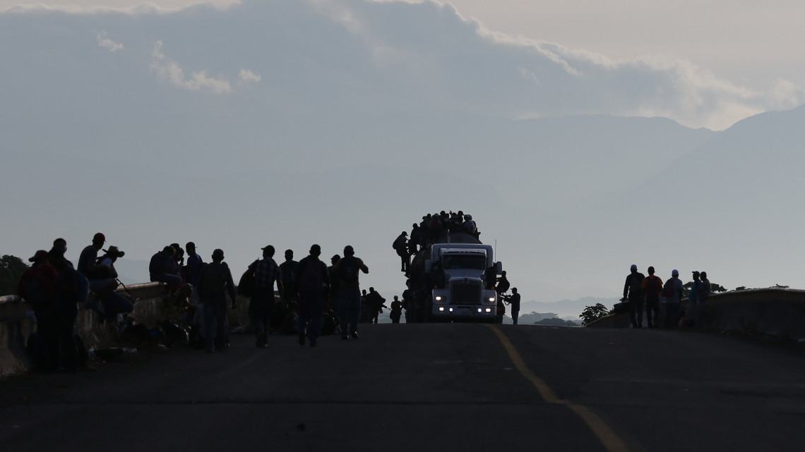 Közép-amerikai kivándorlók tartálykocsira kapaszkodva utaznak az Oaxaca mexikói állambeli Niltepec közelében 2018. október 30-án. Több ezer emberből, főként hondurasiakból álló migránskaraván tart az amerikai-mexikói határ felé, hogy menekültkérelmet nyújtsanak be az Egysesült Államokban.