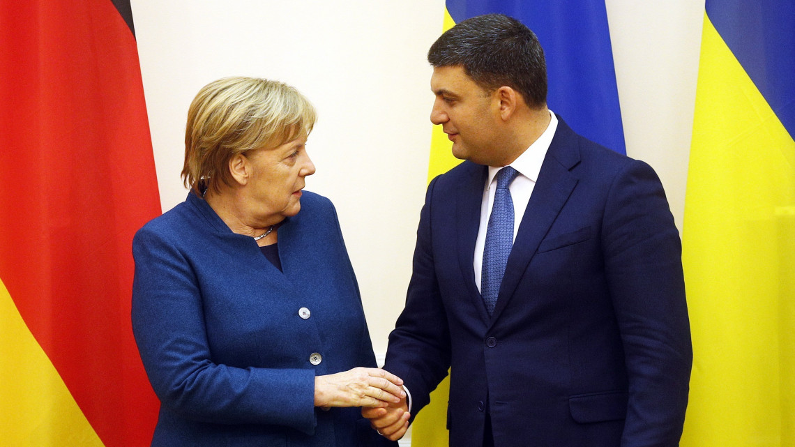 Volodimir Hrojszman ukrán miniszterelnök fogadja Angela Merkel német kancellárt Kijevben 2018. november 1-jén.