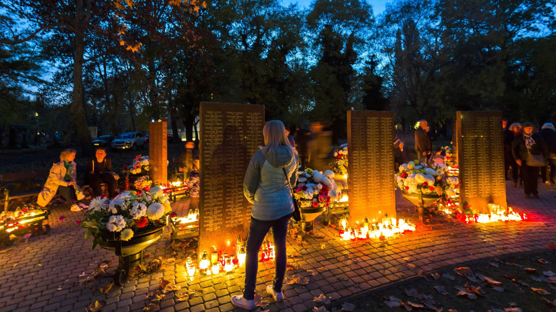 Emlékezők a Fiumei úti sírkert szóróparcellájánál mindenszentek napján, 2018. november 1-jén.