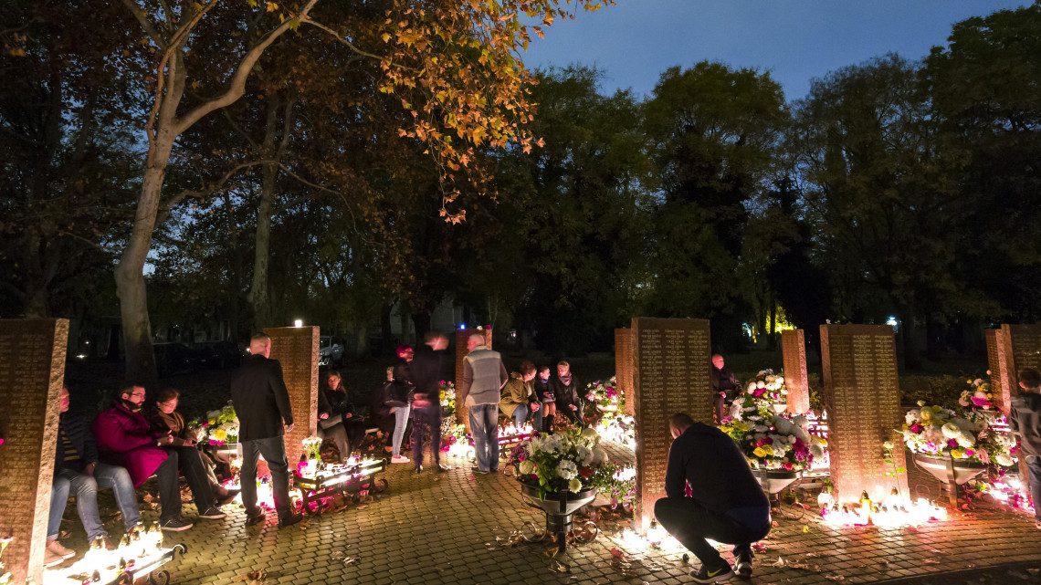 Emlékezők a Fiumei úti sírkert szóróparcellájánál mindenszentek napján, 2018. november 1-jén.