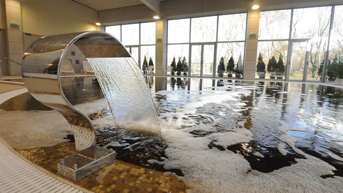 Termálmedence a hódmezővásárhelyi Gyarmati Dezső Sportuszoda bővítésével kialakított új élményfürdőben az átadás napján, 2014. december 21-én.