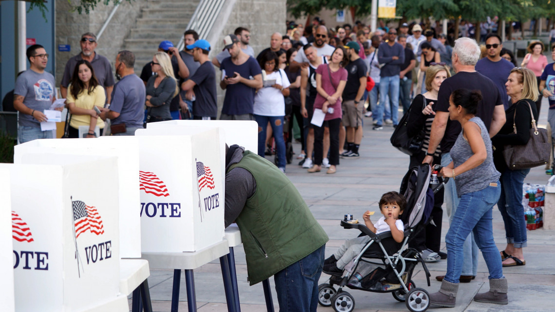 Szavazók várakoznak voksuk leadására az amerikai félidős választások korai szavazási időszakában Culver Cityben 2018. november 5-én. Az Egyesült Államokban november 6-án, az elnöki ciklus félidejében választásokat tartanak, amelyek során megújítják a 435 tagú szövetségi képviselőházat, a 100 tagú szenátus csaknem egyharmadát újraválasztják, továbbá 39 szövetségi államban kormányzót választanak.