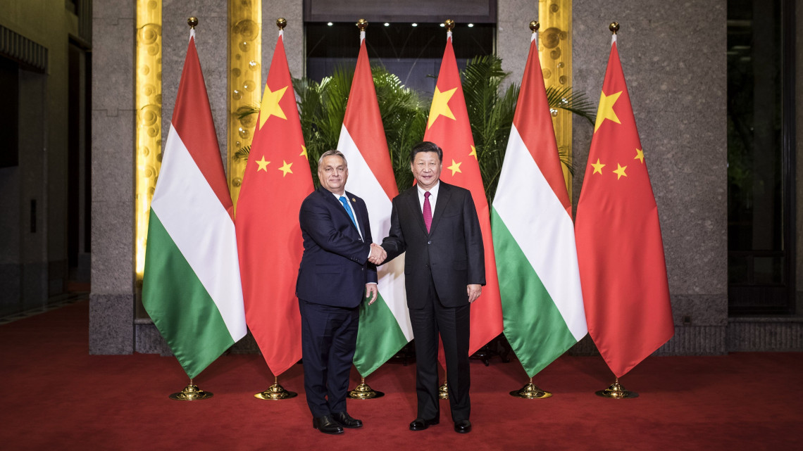 A Miniszterelnöki Sajtóiroda által közzétett képen Hszi Csin-ping kínai elnök (j) fogadja Orbán Viktor magyar kormányfőt Sanghajban 2018. november 5-én.