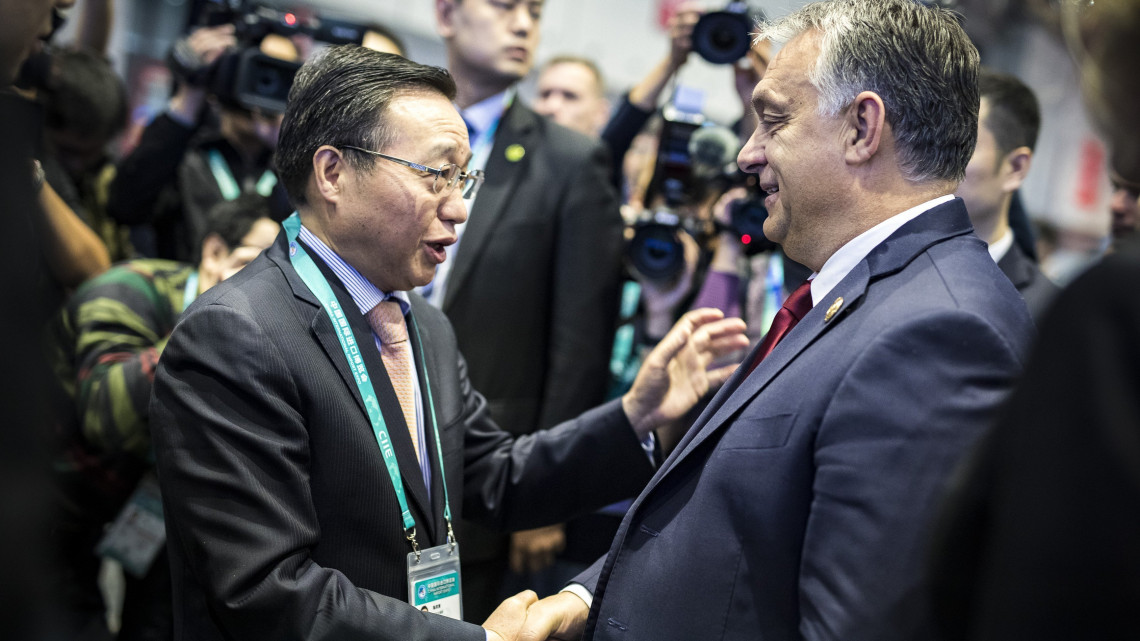 A Miniszterelnöki Sajtóiroda által közreadott képen Orbán Viktor miniszterelnök (j) találkozója Csen Sze-csinggel, a Bank of China elnökével Sanghajban 2018. november 6-án.