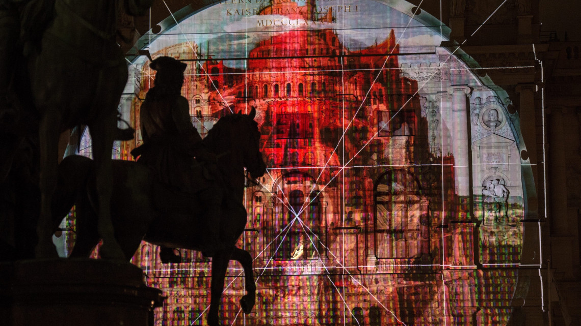 Bécs, 2016. szeptember 22.Pieter Bruegel flamand festőnek a Bábel tornya című, 1563-ban készült alkotásának részletét ábrázoló fényinstalláció a Művészettörténeti Múzeum homlokzatán a bécsi Mária Terézia téren 2016. szeptember 21-én, előtérben a Mária Terézia emlékmű lovasszobrai. Az installáció része az Arotin & Szergej osztrák-orosz művészpáros Végtelen mozivászon  Bábel tornya című, szeptember 22. és 19. október között látható projektjének, amellyel a múzeum a fennállásának 125. évfordulóját ünnepli. (MTI/EPA/Christian Bruna)