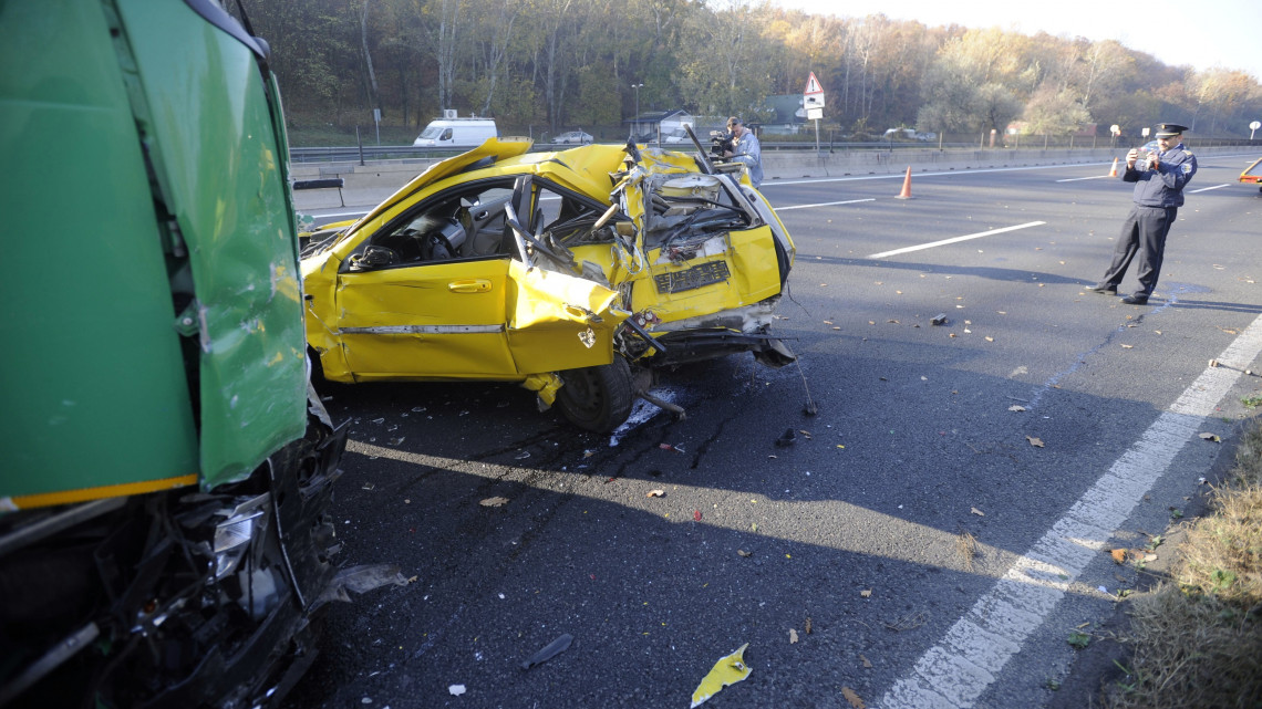 Sérült járművek az M3-as autópálya Budapest felé vezető oldalán, Gödöllő közelében, miután egy kamion álló személygépkocsiba rohant 2018. november 6-án. A balesetben ketten életüket vesztették.