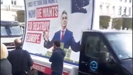 Teherautón hordoznak egy óriási Orbán Viktor-plakátot Brüsszelben