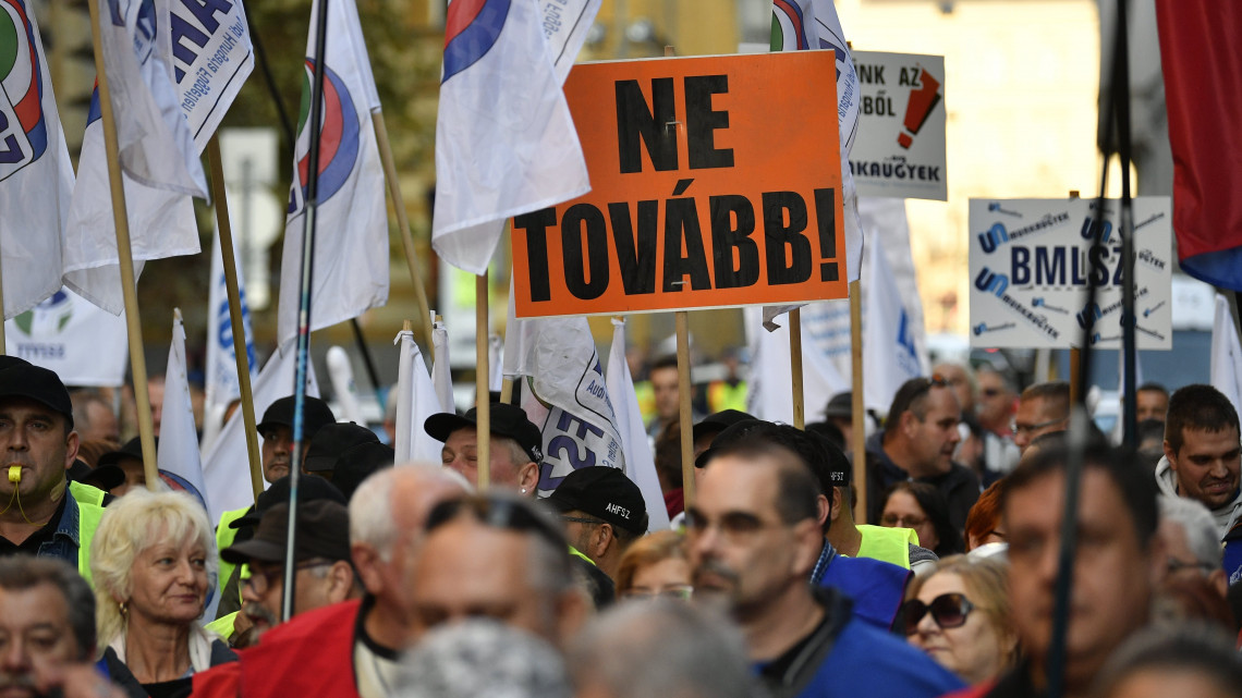 Szakszervezetek demonstrációja a Cafeteria visszaállításáért a Magyar Nemzeti Bank székháza előtt, a Szabadság téren 2018. november 6-án.