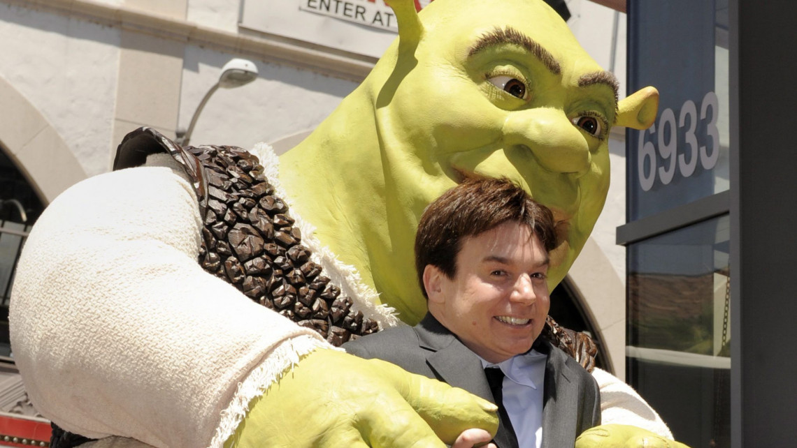 Los Angeles, 2010. május 21.Shrek figurája és a neki a hangját kölcsönző Mike MYERS amerikai színész a zöld ogrénak, az animációs Shrek-filmek főhősének nevét viselő csillag mellett áll, miután felavatták azt a  hollywoodi Hírességek sétányán, Los Angelesben 2010. május 20-án. Shreké a 2408. csillag a Hírességek sétányán. (MTI/EPA/Paul Buck)