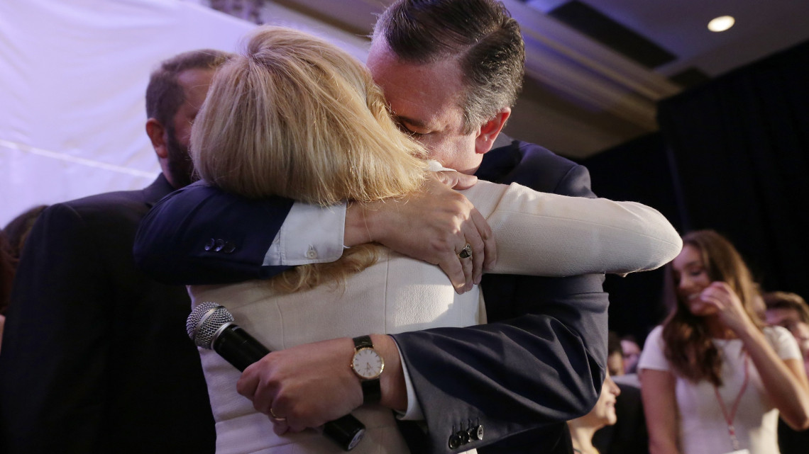 Ted Cruz texasi republikánus szenátor megöleli feleségét, Heidit megválasztása után Houstonban 2018. november 6-án, az egyesült államokbeli félidős kongresszusi és helyi választások estéjén.