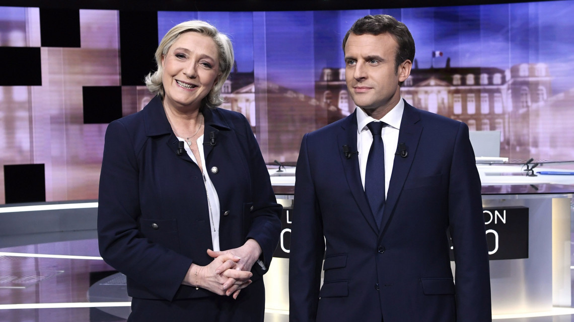 La Plaine-Saint-Denis, 2017. május 3.Marine Le Pen, a Nemzeti Front jelöltje és Emmanuel Macron volt szocialista gazdasági miniszter, független jelölt (j), mielőtt megkezdődik élő televíziós vitájuk a Párizstól északra fekvő La Plaine-Saint-Denisben négy nappal a francia elnökválasztás második fordulója előtt, 2017. május 3-án. (MTI/EPA/AFP pool/Eric Feferberg)