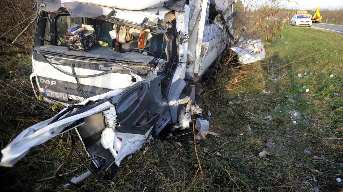 Összetört gépjármű a 405-ös út 14-es kilométerénél, Újhartyán külterületén, ahol nyerges vontató ütközött össze egy tehergépkocsival 2018. november 7-én. A balesetben egy ember megsérült és mintegy 300-400 méter hosszan nápolyi és csoki szóródott az útra.