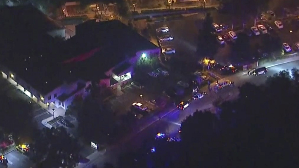 Rendőröautók a dél-kaliforniai Thousand Oaks városban, ahol lövöldözés történt a Borderline Bar & Grill nevű szórakozóhelyen 2018. november 8-án. A rendőrség egyelőre egy elkövetőről tud, a lövöldözésnek számos sérültje van.