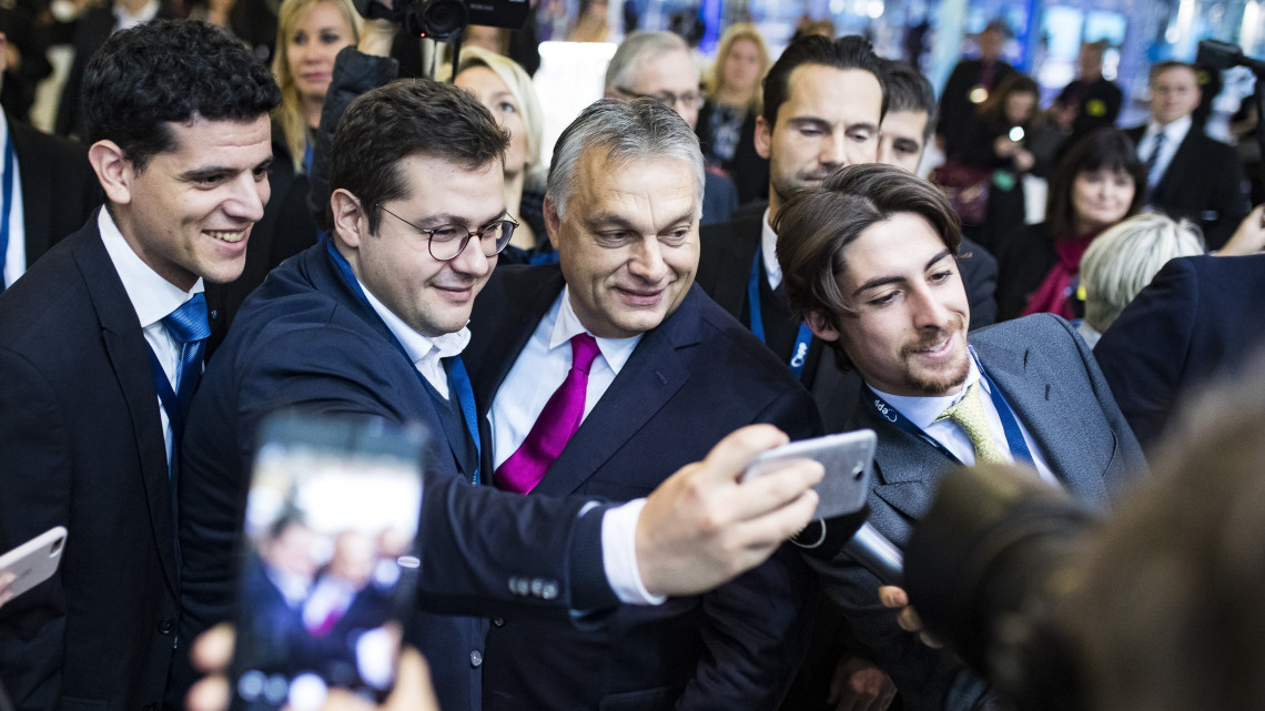 A Miniszterelnöki Sajtóiroda által közreadott képen Orbán Viktor miniszterelnök (elöl j2) az Európai Néppárt kongresszusa második napján Helsinkiben 2018. november 8-án.