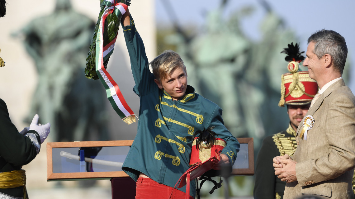 A sepsiszentgyörgyi Kolumbán Örs István, a Nemzeti Vágta kishuszár vágta versenyszámának győztese a díjátadón a Hősök terén 2018. szeptember 16-án.