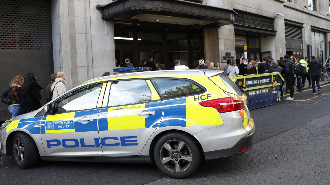 Rendőrök és biztonságiak a Sony Music globális zeneműforgalmazó óriáscég londoni székházában, miután késes támadás történt az épületben 2018. november 2-án. A Scotland Yard bejelentése szerint két személy megsérült, de állapotuk nem életveszélyes. A rendőrségi közlemény hangsúlyozza, hogy nem terrorcselekmény történt.