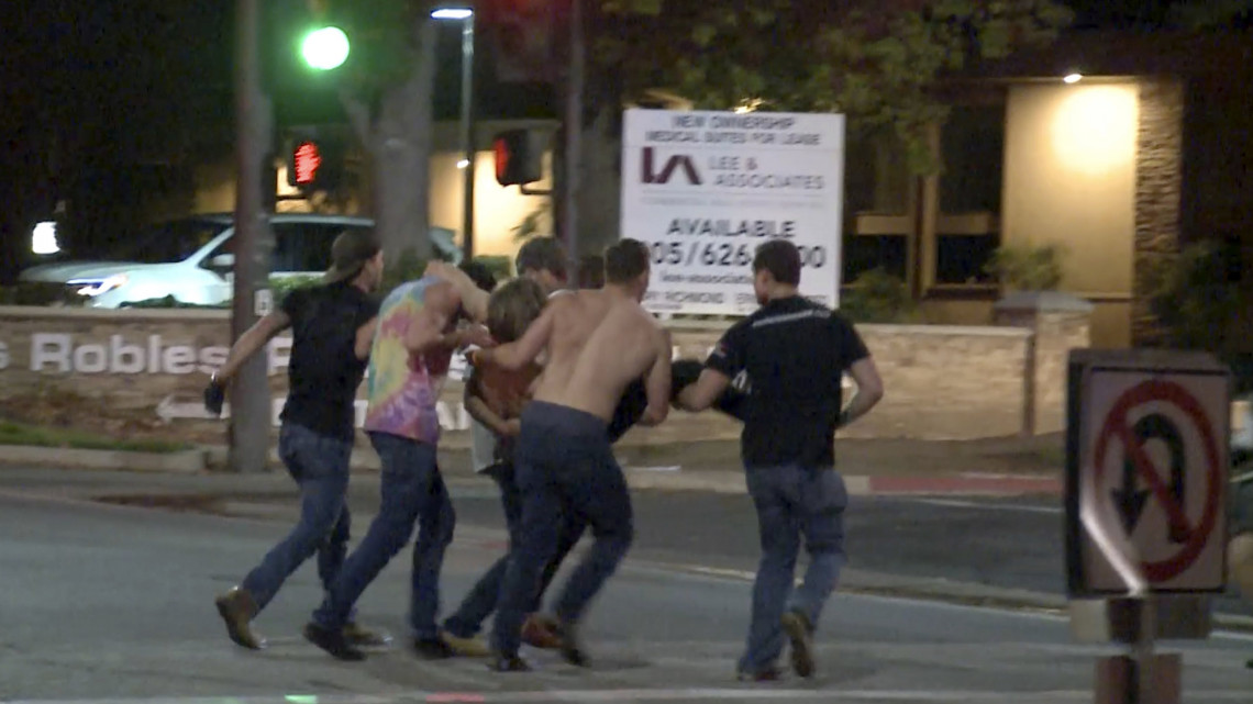 Társai viszik el az egyik sebesült áldozatot a dél-kaliforniai Thousand Oaks városban lévő Borderline Bar & Grill nevű szórakozóhelyről 2018. november 8-án, miután egy férfi tüzet nyitott az ott zajló diákrendezvény résztvevőire. A lövöldözésnek legalább 13 halottja van.