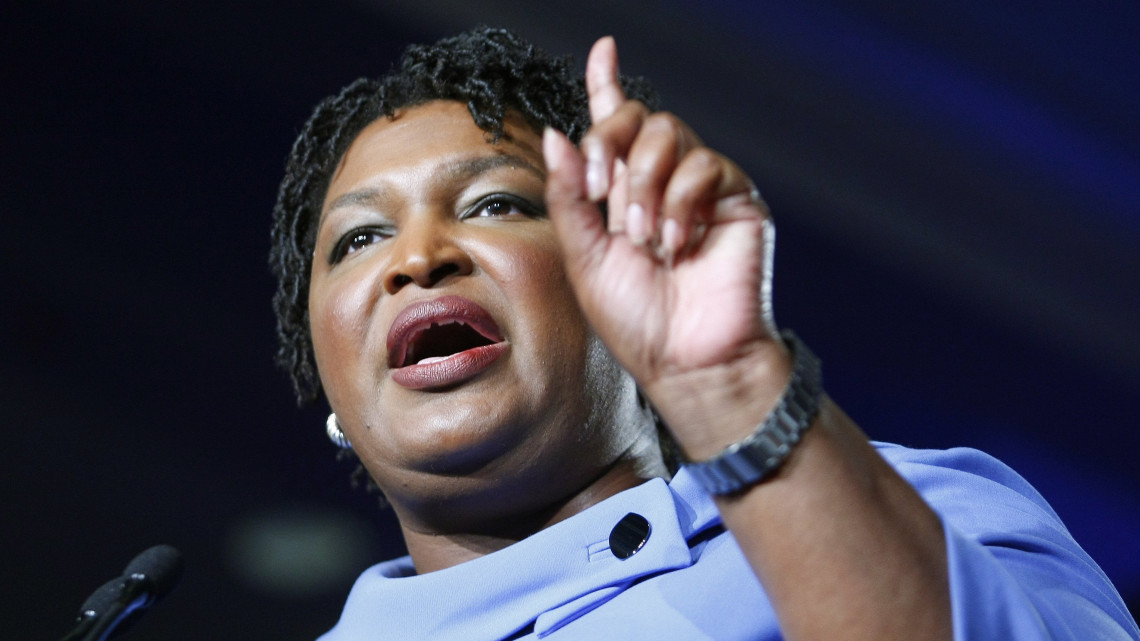 Stacey Abrams, az első fekete nő, akit kormányzónak jelöltek Georgiában, támogatóihoz beszél az eredményváró gyűlésen az egyesült államokbeli félidős kongresszusi és helyi választások estéjén 2018. november 6-án. Abrams alulmaradt vetélytársával, Brian Kemppel szemben.