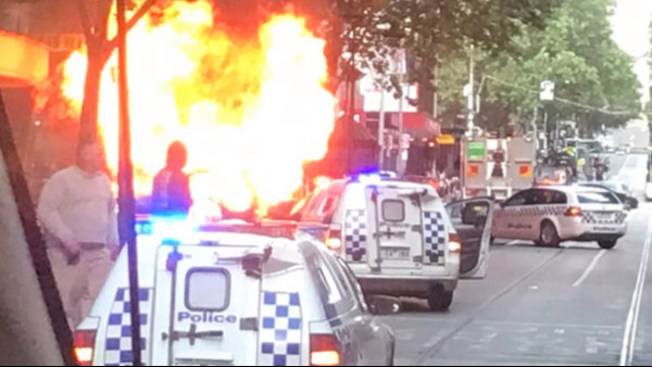 Melbourne-ben egy férfi megkéselt több járókelőt, egyikük meghalt - videó