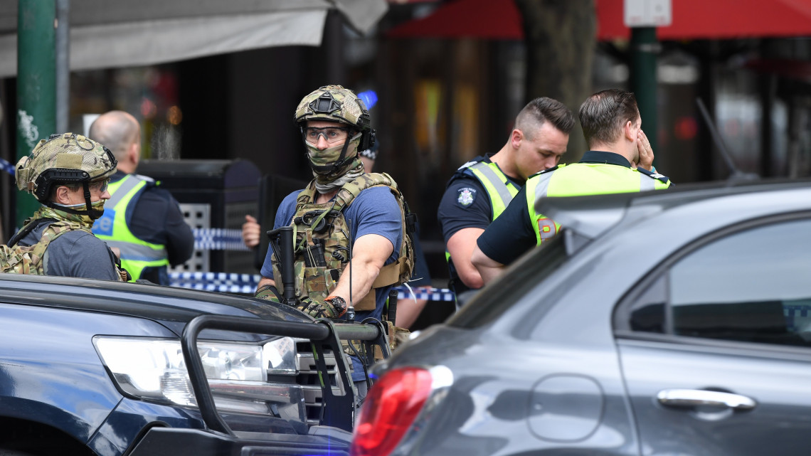 Ausztrál rendőrök Melbourne üzleti negyedében, ahol egy szomáliai férfi gépkocsijával belerohant egy bevásárlóközpont épületébe, felgyújtotta az autót, majd késsel támadt a járókelőkre 2018. november 9-én. A támadó három járókelőt megszúrt, egyikük a helyszínen belehalt sérüléseibe. A férfit a helyszínre érkező rendőrök meglőtték.