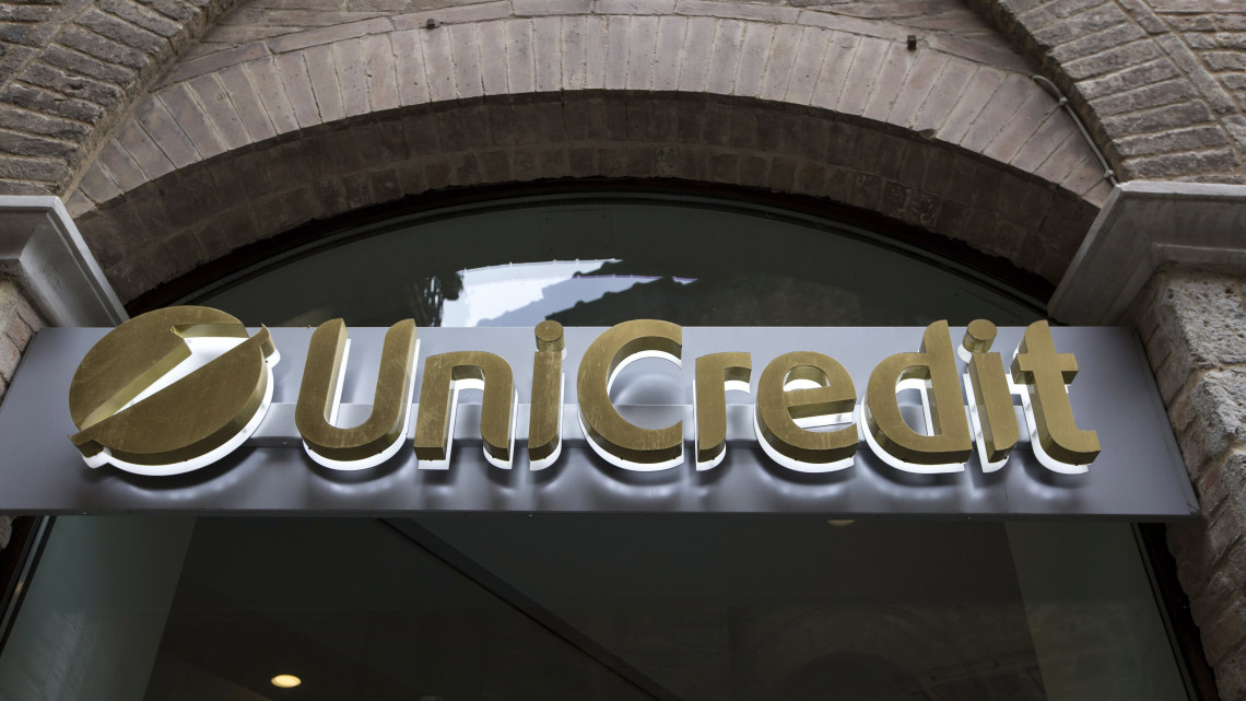 Siena, 2017. július 26.2016. március 23-i kép a legnagyobb olasz bank, az Unicredit feliratáról a bank sieani fiókjának bejárata felett. A pénzintézet 2017. július 26-i közleménye szerint az Unicredit 400 ezer ügyfelének adataihoz fértek hozzá hackerek. A bank arról számolt be, hogy 2016 szeptemberében és októberében, majd 2017 júniusában és júliusában érte támadás a bank rendszerét, de a hackertámadás csak olyan ügyfeleket érint, akiknek személyi hitelük van a pénzintézetnél, s adataikhoz egy meg nem nevezett külső kereskedelmi partneren keresztül fértek hozzá a támadók. (MTI/EPA/Mattia Sedda) *** Local Caption *** 52688753
