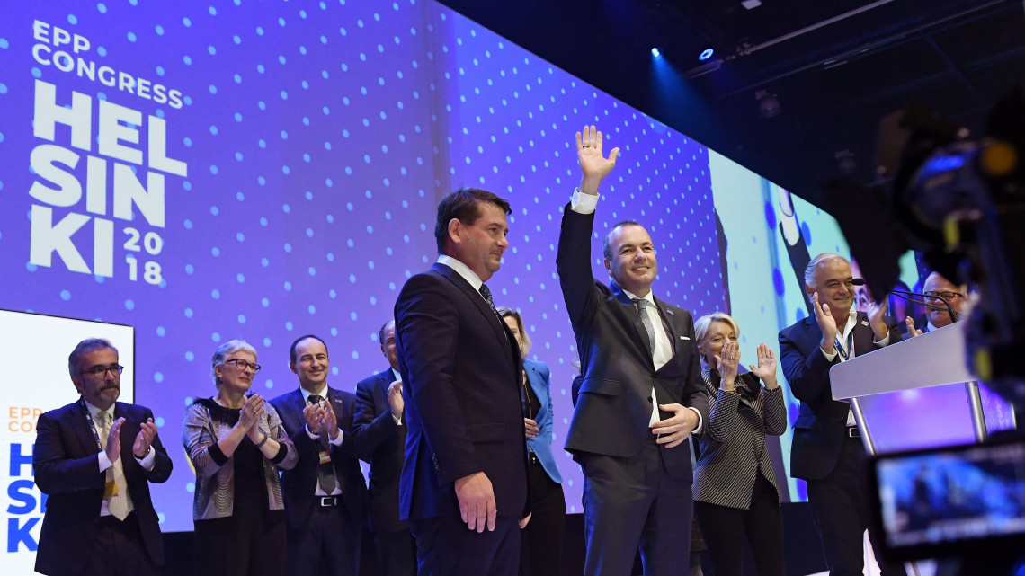 Manfred Weber, a bajor Keresztényszociális Unió (CSU) politikusa (j4), akit megválasztottak az Európai Néppárt (EPP) úgynevezett csúcsjelöltjévé az Európai Bizottság elnöki posztjára az Európai Néppárt kongresszusán a Messukeskus Kongresszusi Központban, Helsinkiben 2018. november 8-án.