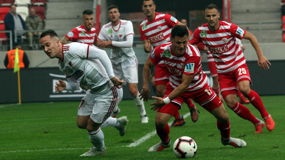 A diósgyőri Szerhij Sesztakov (elöl, j) és a debreceni Bódi Ádám (b) az OTP Bank Liga 14. fordulójában játszott Diósgyőri VTK - Debreceni VSC labdarúgó-mérkőzésen a Diósgyőri Stadionban 2018. november 10-én. A Diósgyőr 1-0-ra győzött.