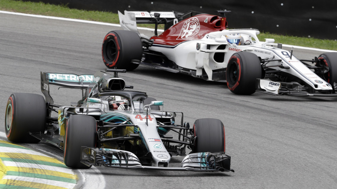 Lewis Hamilton, a Mercedes brit versenyzője (b) megelőzi Marcus Ericssont, a Sauber svéd versenyzőjét a Forma-1-es autós gyorsasági világbajnokság Brazil Nagydíjának harmadik szabadedzésén a Sao Pauló-i Interlagos pályán 2018. november 10-én, a futam előtti napon.